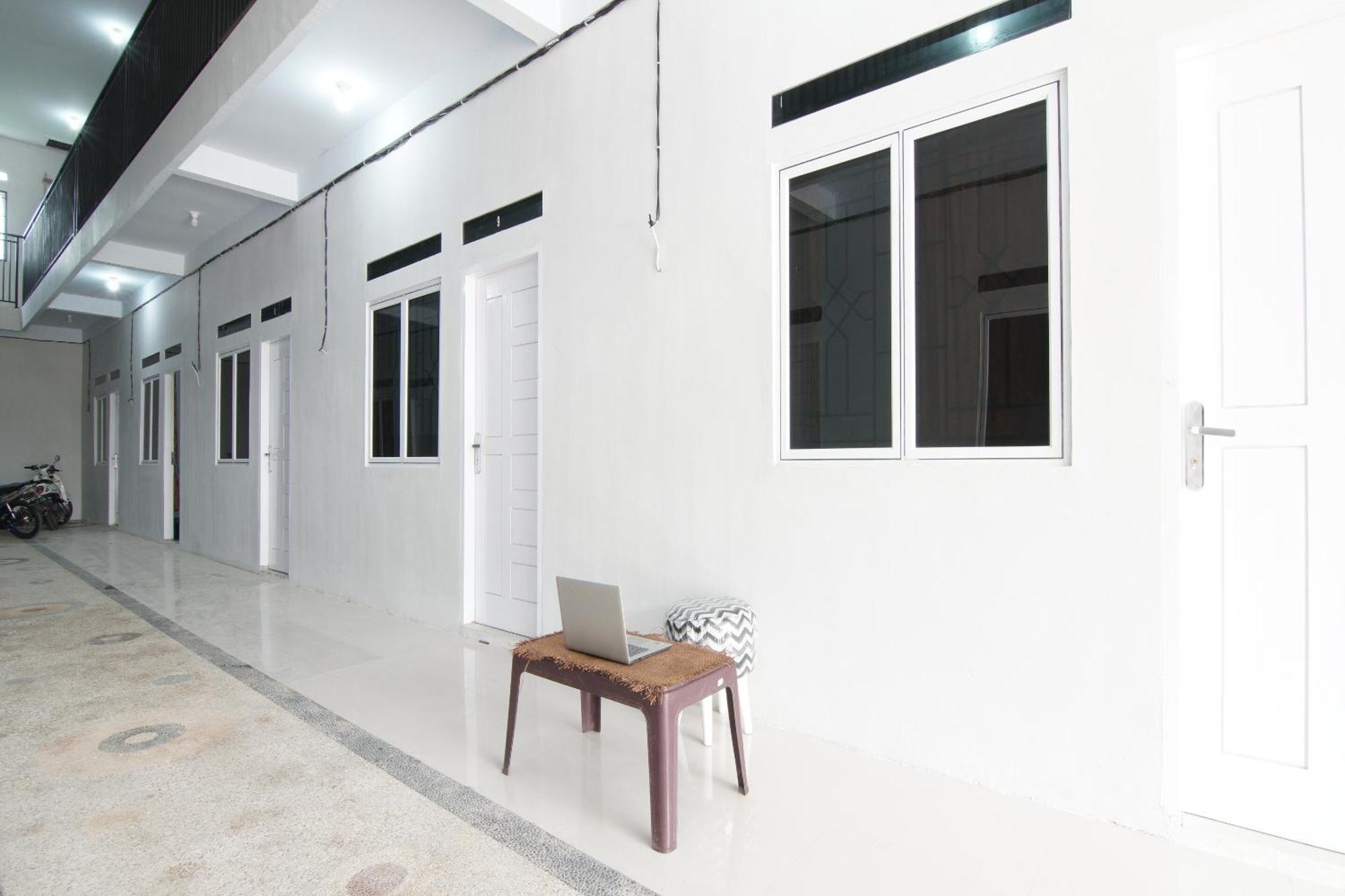 Oyo 93767 45 Guest House Sragen Bagian luar foto