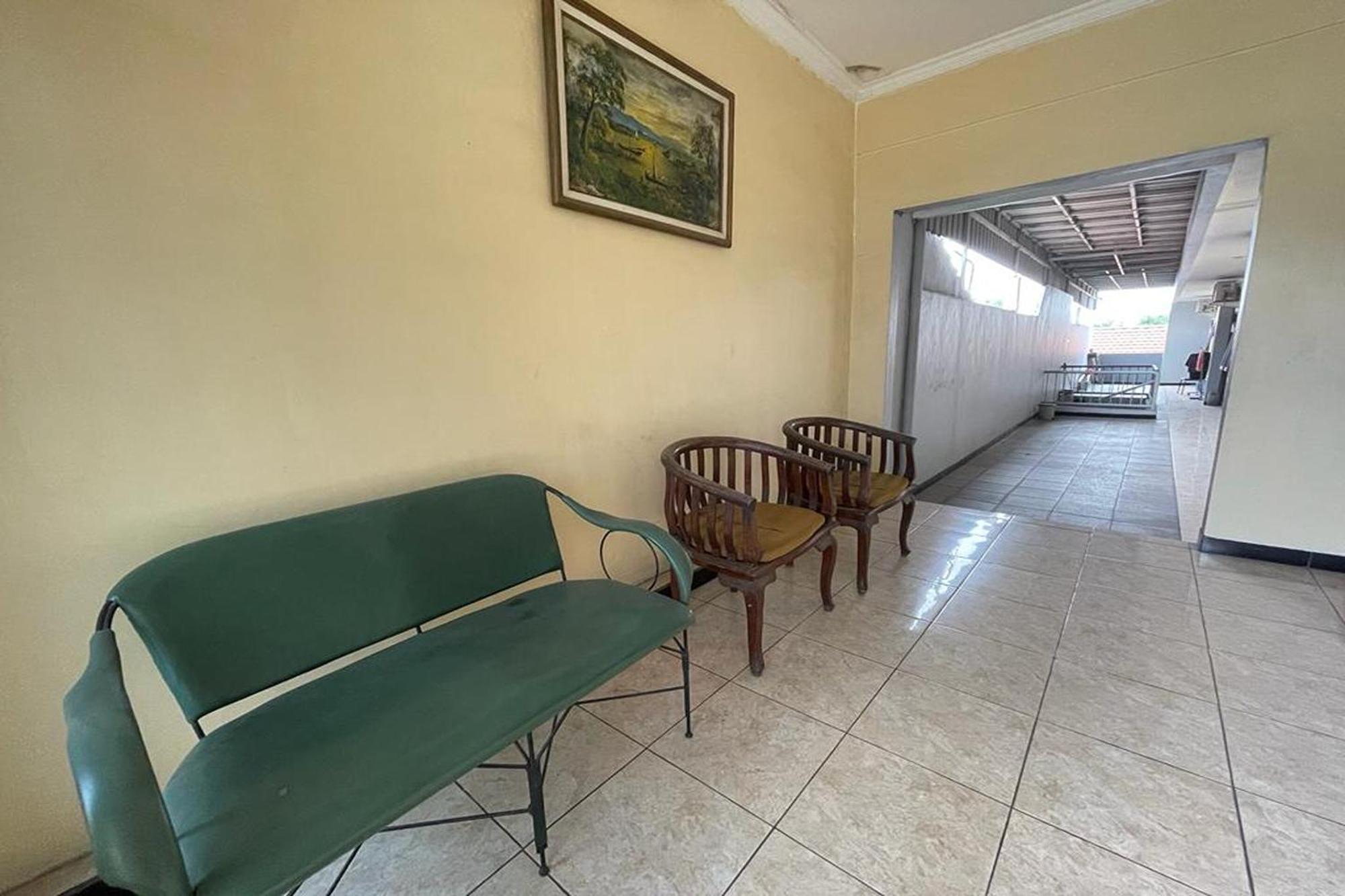 Oyo 93767 45 Guest House Sragen Bagian luar foto
