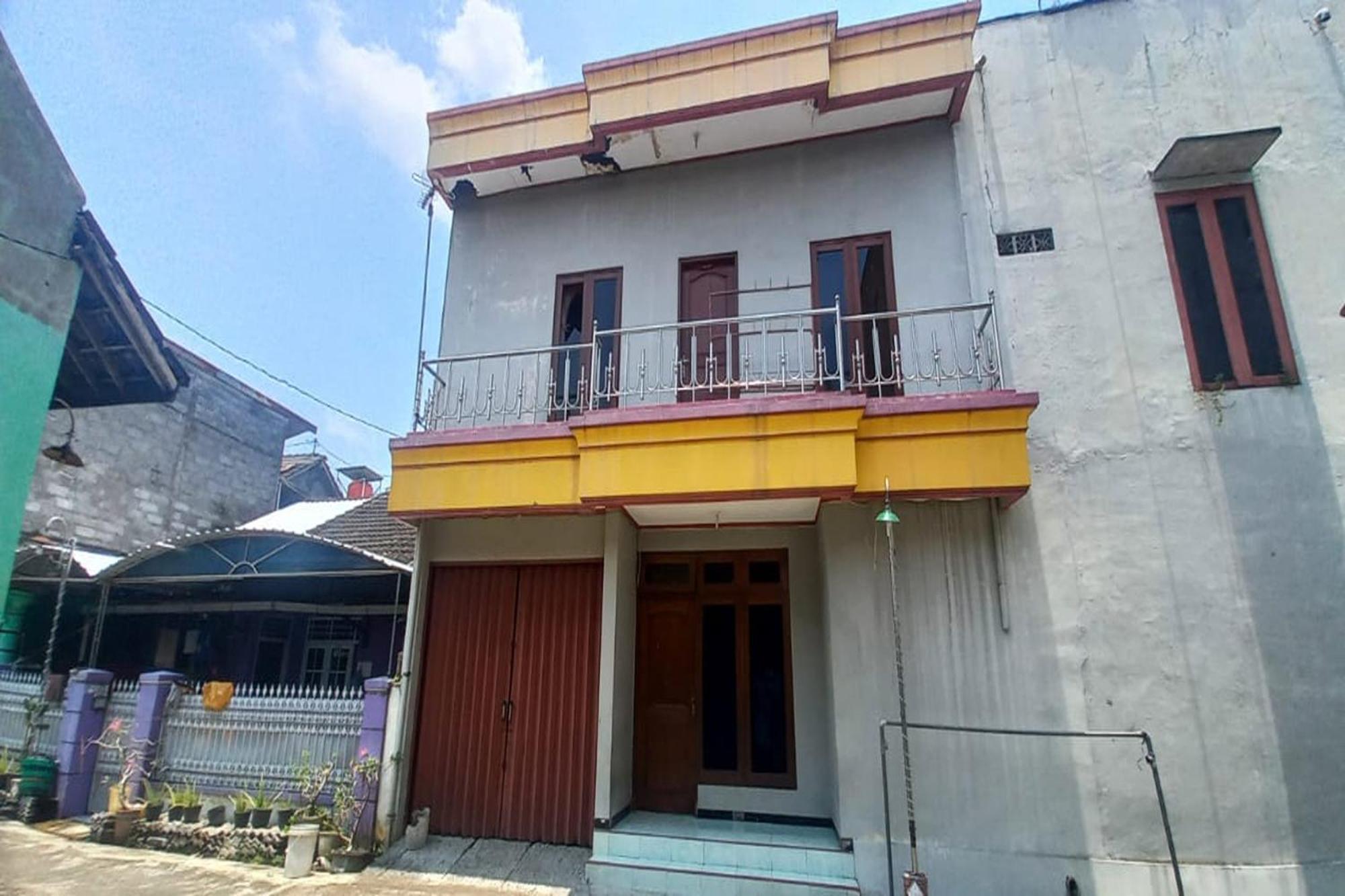 Oyo 93767 45 Guest House Sragen Bagian luar foto